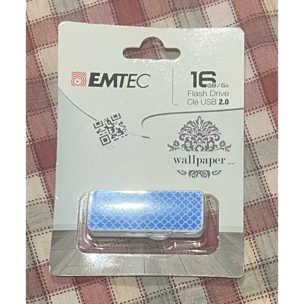 Emtec - 16 GB Flash Drive USB 2.0 Wallpaper Blue & White